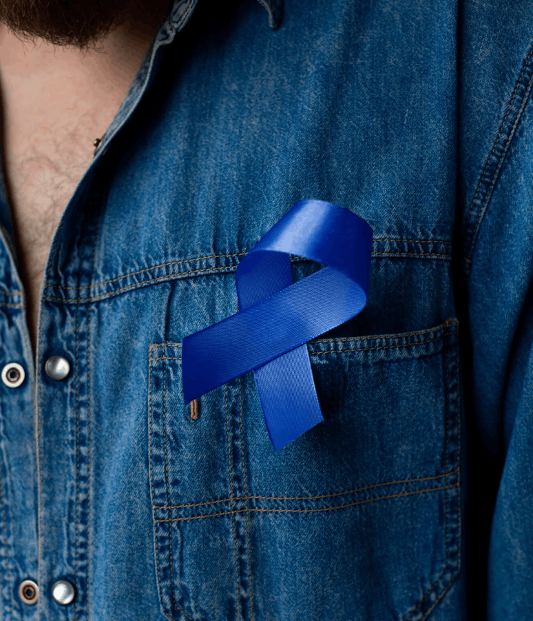 Un ruban bleu épinglé à la poche d'une chemise en jean.