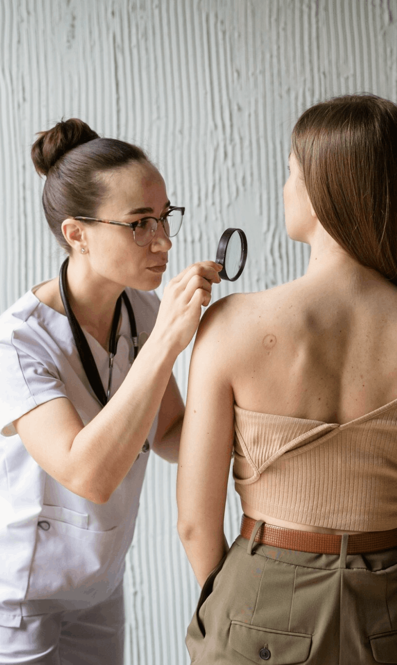 Médecin examinant la peau d'une patiente sur l'épaule avec une loupe.