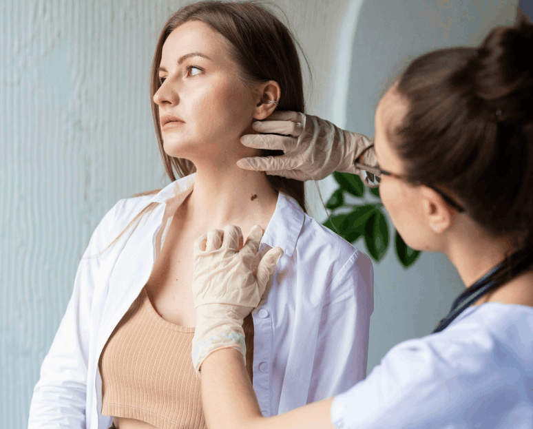 Un médecin portant des gants examine une tache sur le cou d'une femme assise.