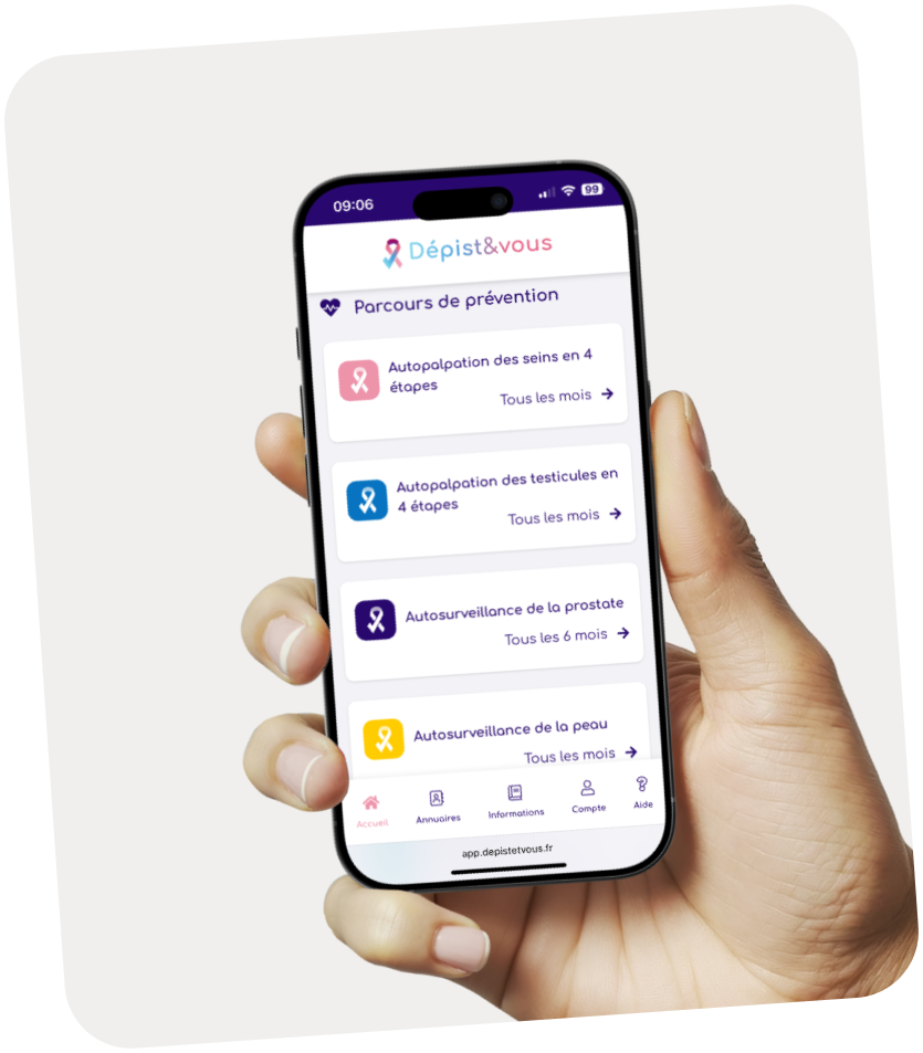 Main tenant un smartphone affichant une application mobile 'Dépist&vous' avec des parcours de prévention pour l'autopalpation des seins, testicules, autosurveillance de la prostate et de la peau.