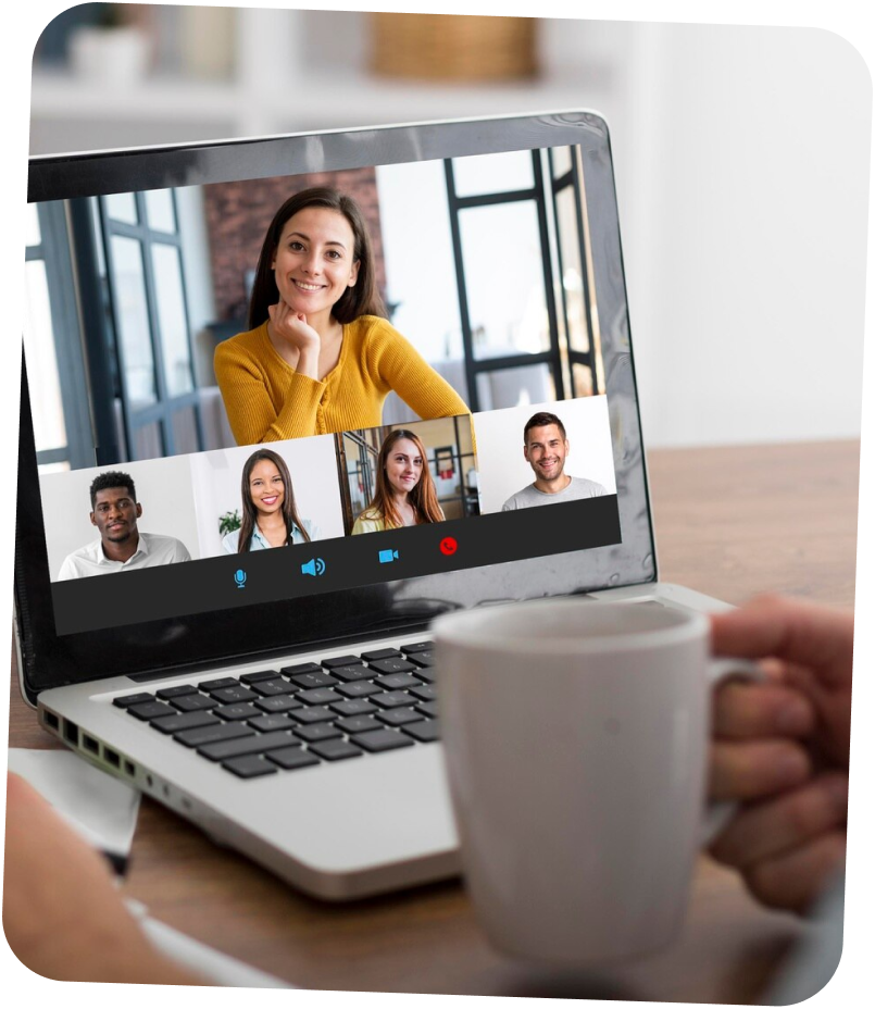 Personne tenant une tasse lors d'une réunion vidéo avec cinq participants visibles à l'écran de l'ordinateur portable.