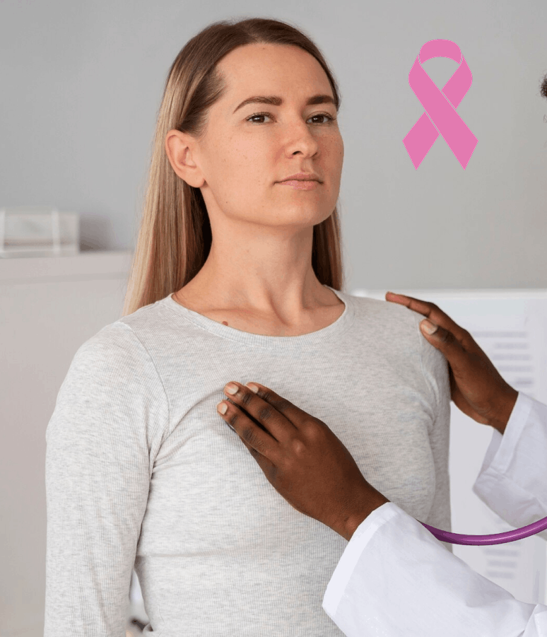 Une femme subit un examen médical de dépistage du cancer du sein réalisé par un professionnel de santé avec un stéthoscope, accompagné d'un ruban rose symbole du cancer du sein.