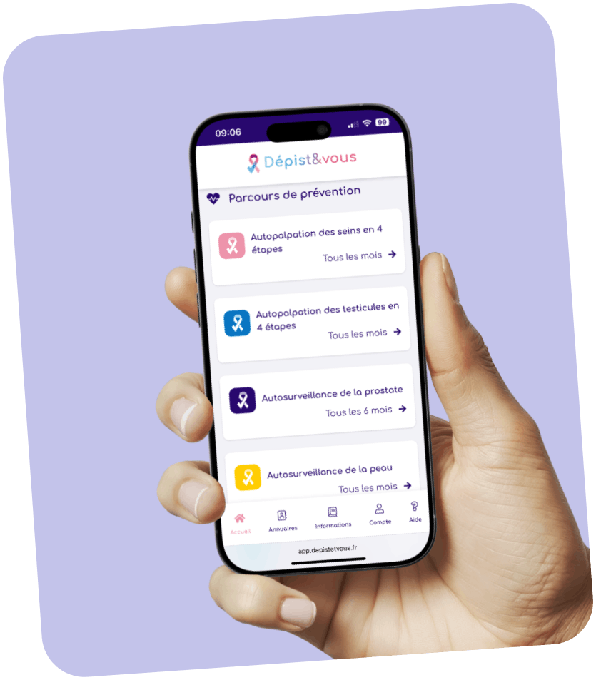 Une main tient un smartphone affichant l'application Dépist&vous avec des parcours de prévention : autopalpation des seins et des testicules, autosurveillance de la prostate et de la peau.