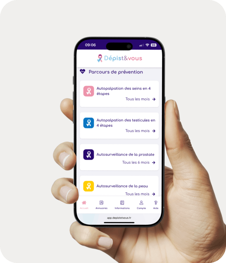 Main tenant un smartphone affichant l'application 'Dépist&vous' avec des options de prévention pour l'autopalpation des seins et testicules, et l'autosurveillance de la prostate et de la peau.