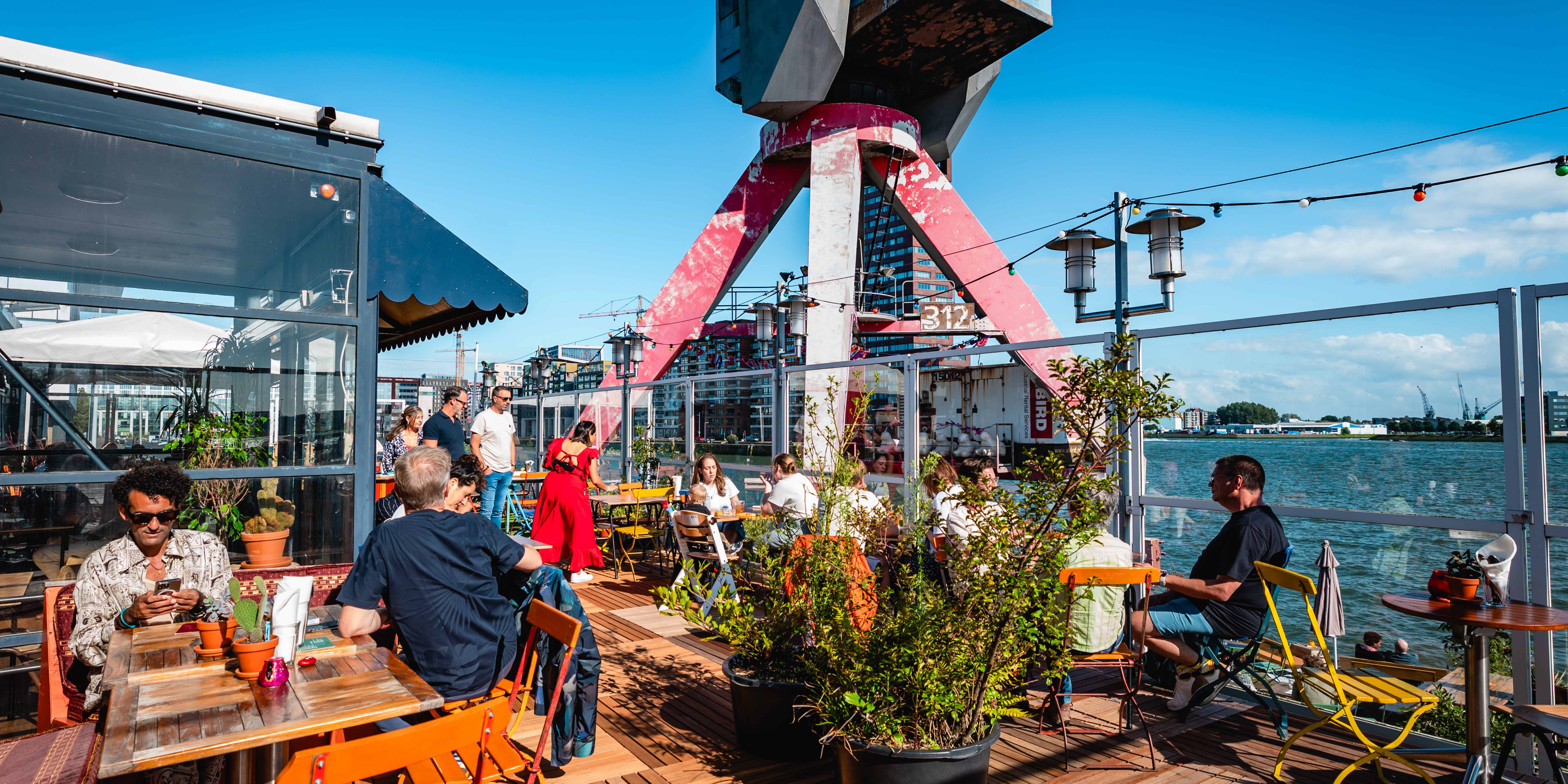 Op vrijdag 20 maart vieren we de heropening van OASE’s Kantine met een avond helemaal in het teken van de Mexicaanse cultuur. Daarmee trappen we twee weken af waarin we de creativiteit, energie en verhalen uit Mexico centraal zetten. Verwacht een traditioneel familiegerecht van gastchef Belén Gutiérrez, een piñata-workshop van Tante Maria en de opening van de foto-expositie Viva la Frida van Sergio Cruz en Richard Beukelaar.