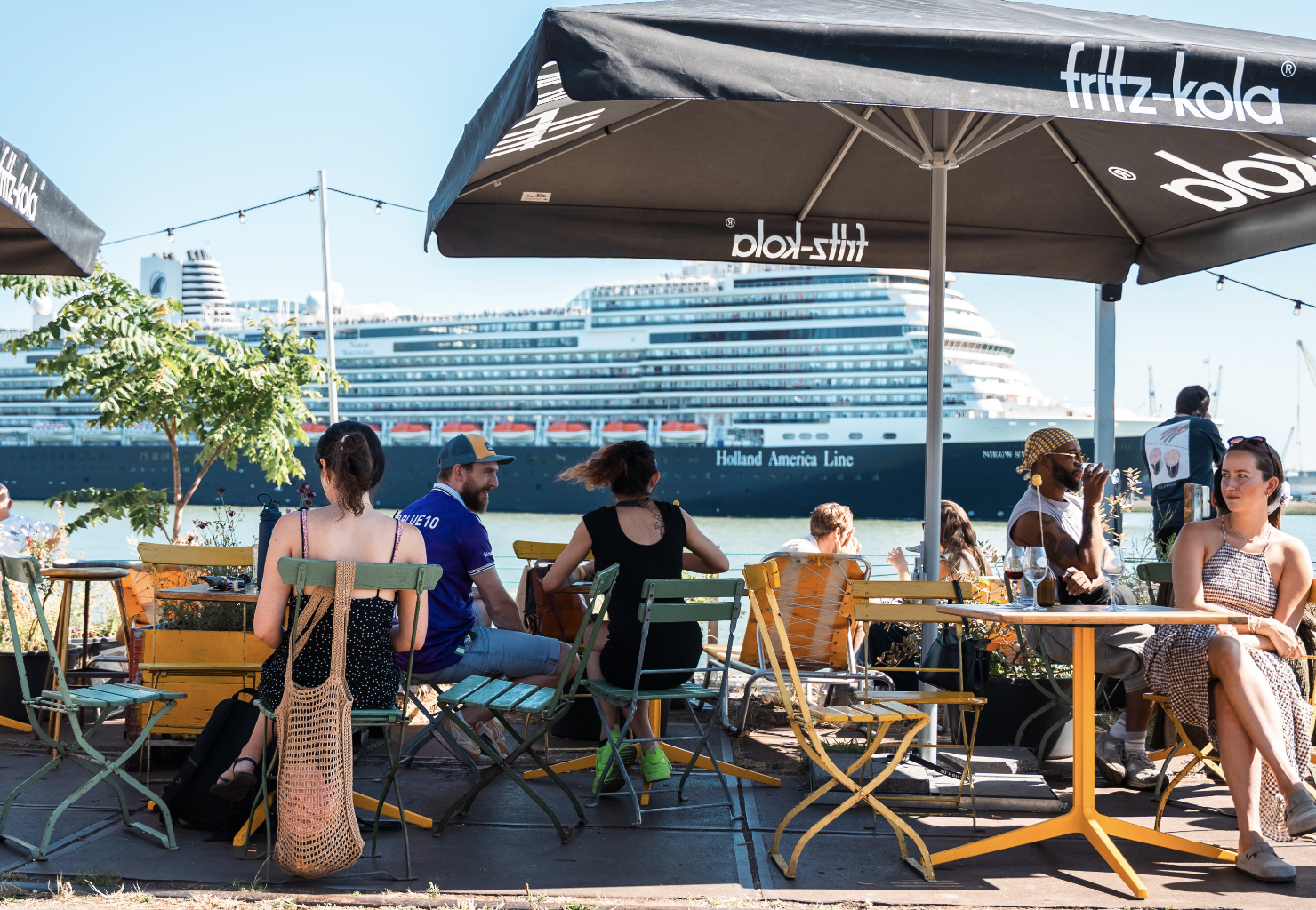 Daarmee keert een van de meest relaxte zomerplekken van Rotterdam terug. Vier dagen per week verandert OASE's kade opnieuw in een culturele stadsoase waar je neerploft voor een drankje en voor je het weet zes uur verder bent en opgeladen naar huis gaat.
