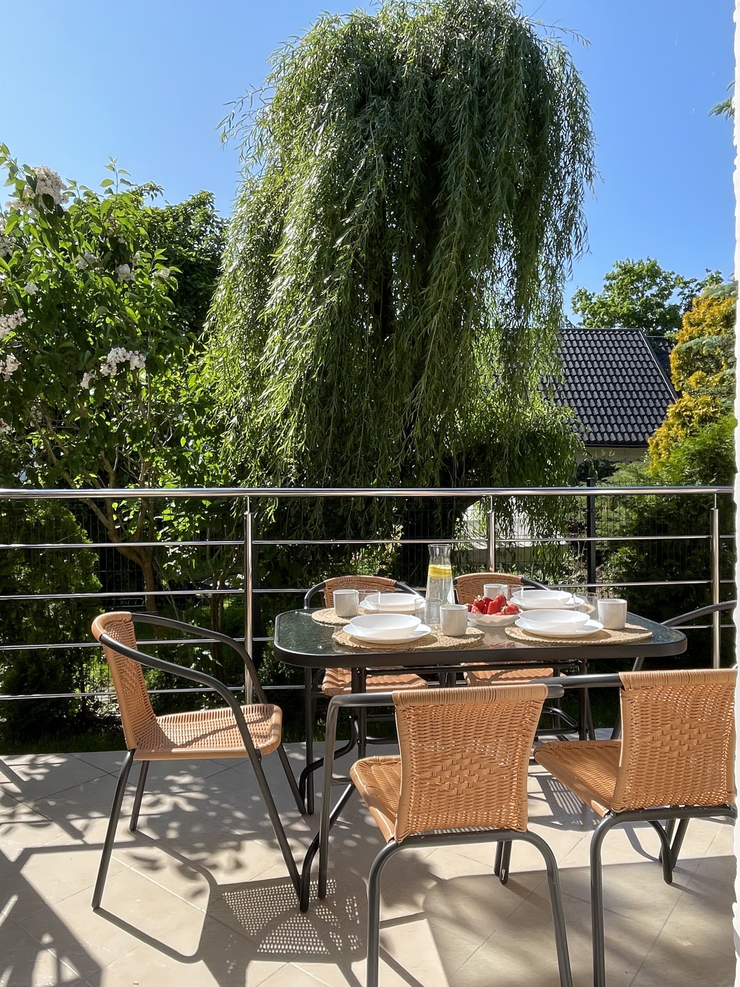 [background image] image of an outdoor eating area (for a food truck)