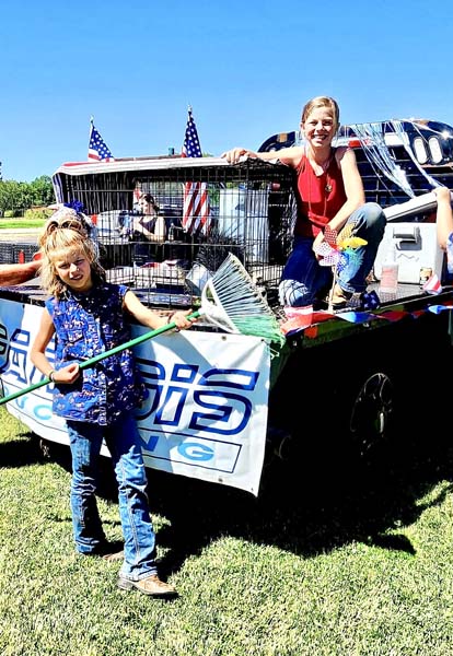 1st Place: He’s a Big Dill; Handlers: Allie Harrington & Madi Harrington; Sponsor: James Paradis Trucking; Calcutta Winner: A woman from California, who generously donated her winnings back to the handlers. Photo credit: Council Chamber of Commerce.