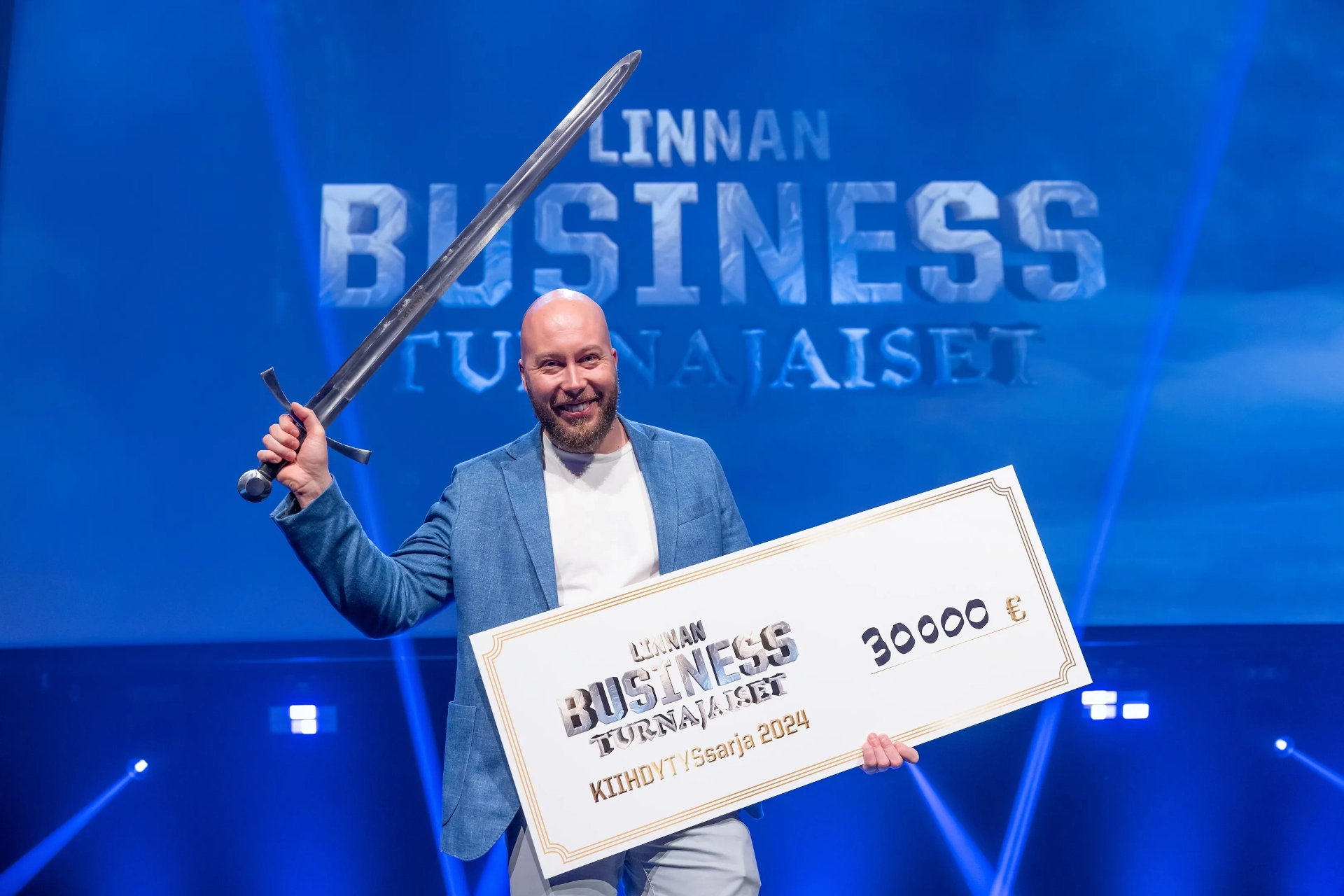 Hymyilevä Sami Immonen Linnan Business Turnajaisten voittajana lavalla
