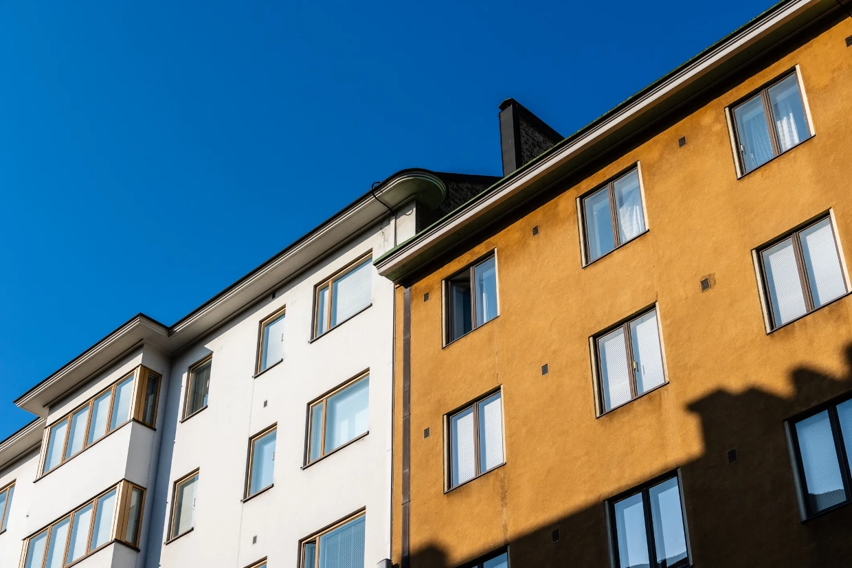 Kerrostaloasunnon julkisivu ulkopäin kuvattuna auringonpaisteessa