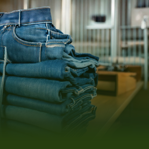 Pila de pantalones vaqueros doblados