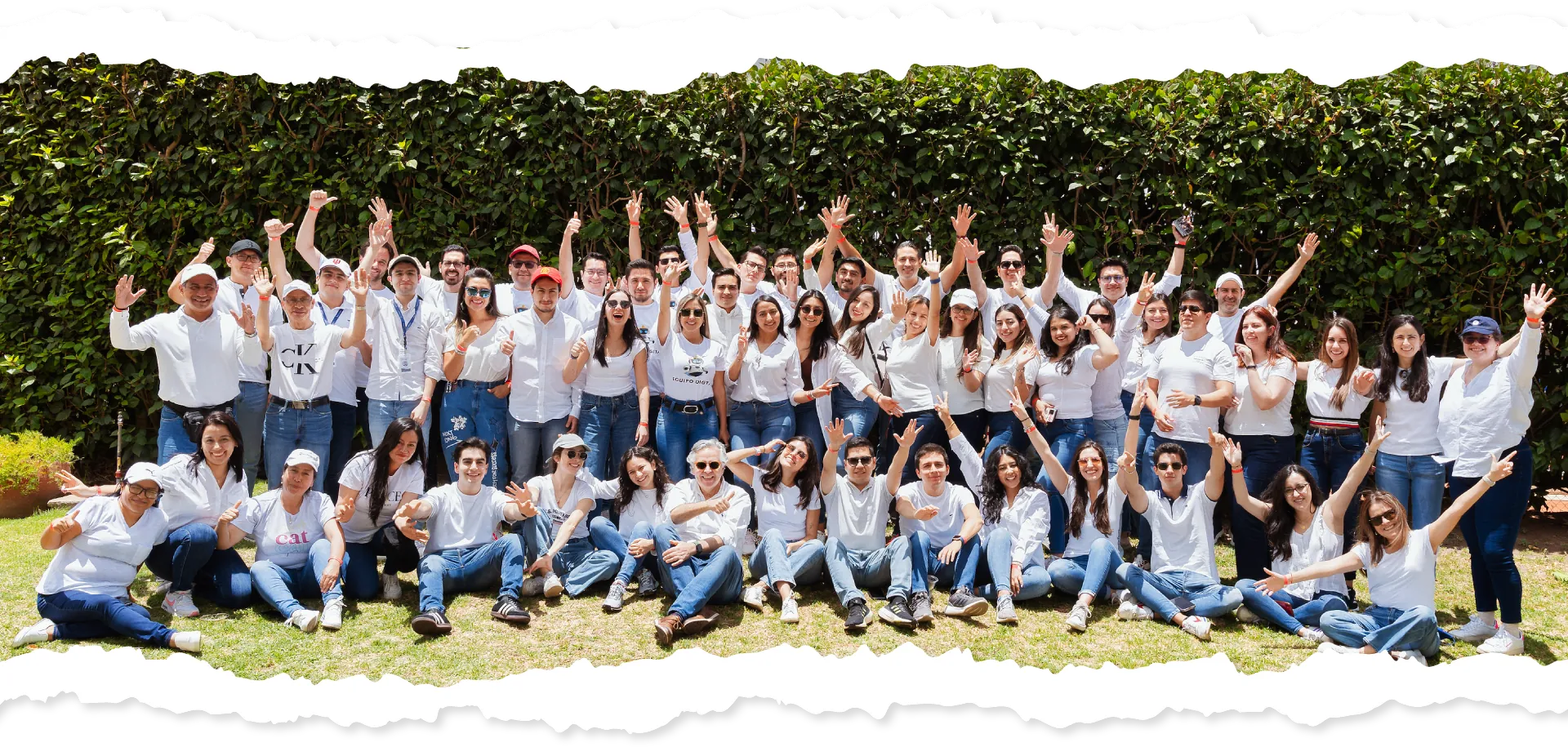 Equipo de Actuaria reunido al aire libre