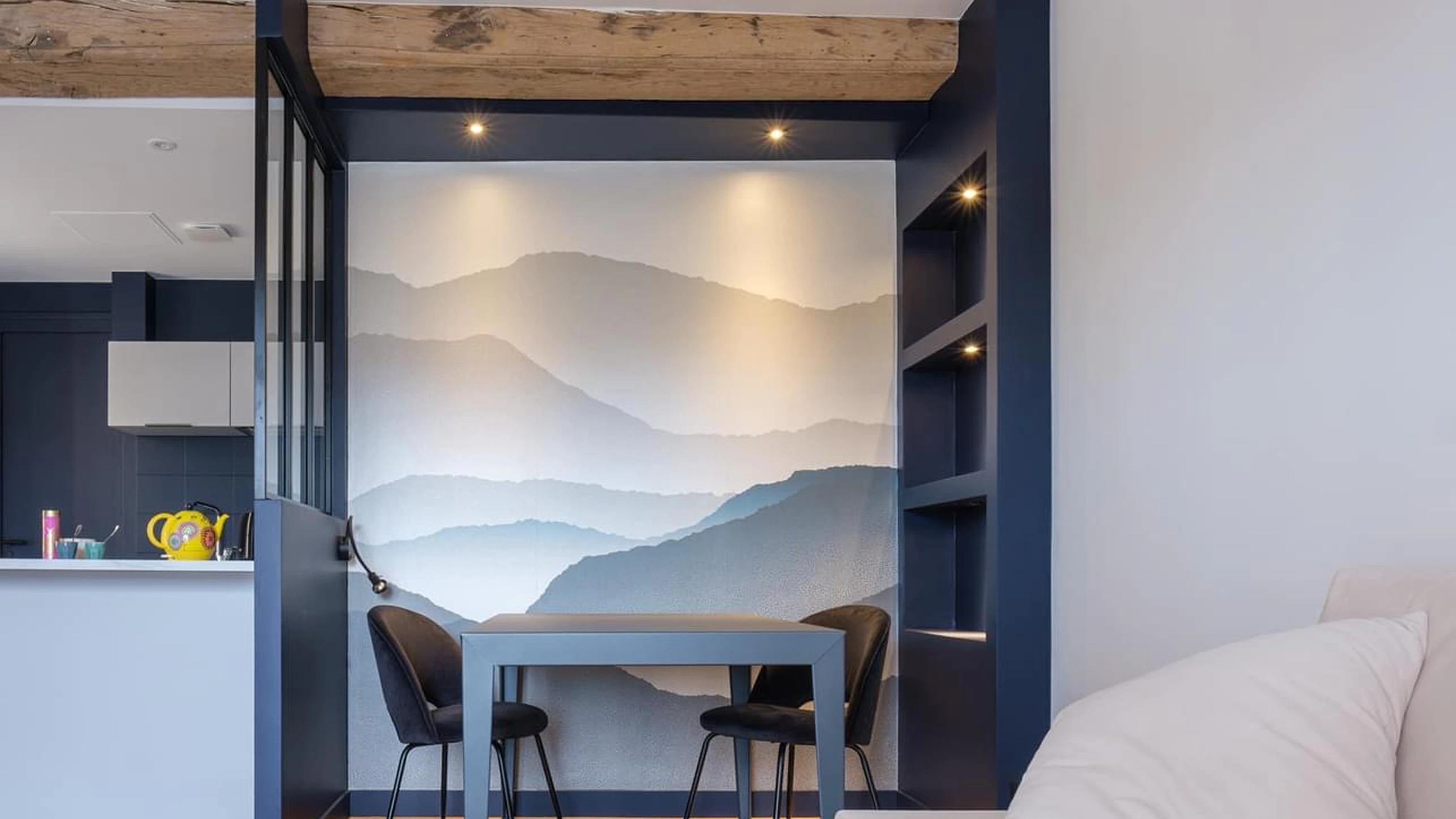 zoom sur des niches en placo et l’espace cuisine réalisés lors de la rénovation complète d’une grange