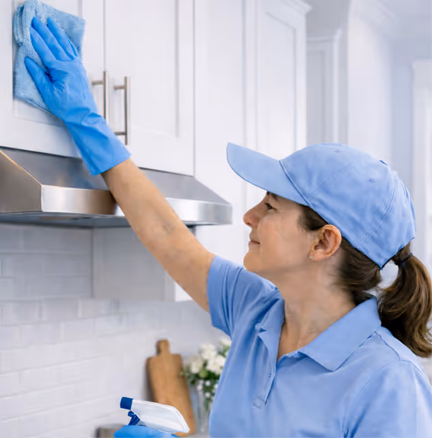 Cleaner washing kitchen cabinets