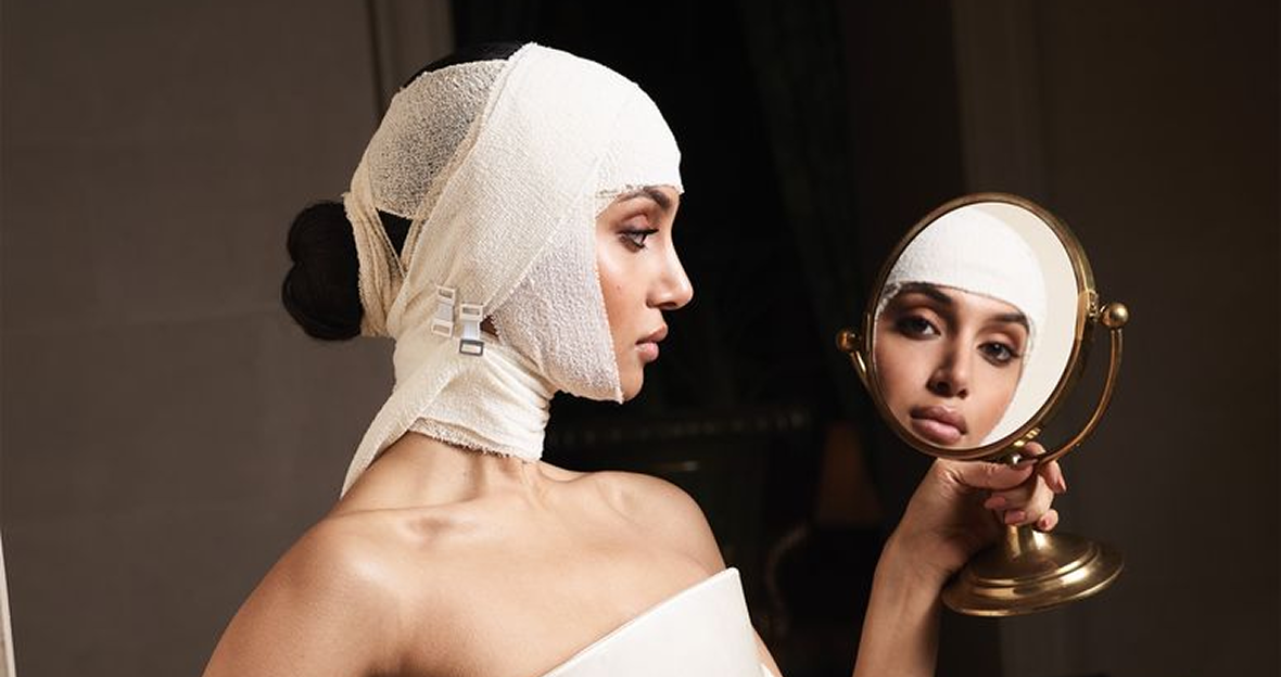 image of a person asking a question at an information counter (for a mobility and transportation)