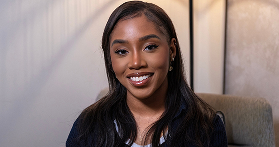 image of a person asking a question at an information counter (for a mobility and transportation)