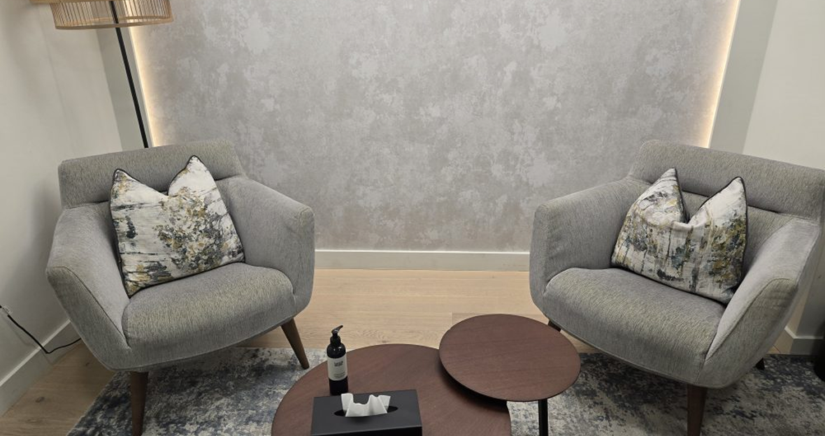 image of a person asking a question at an information counter (for a mobility and transportation)