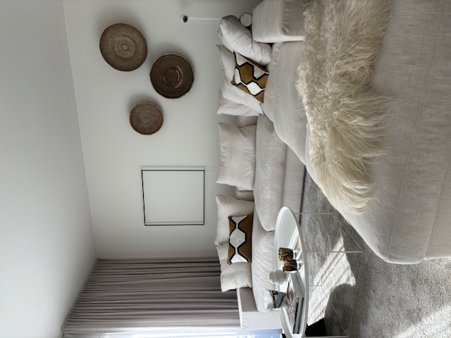 Stijlvolle nis met decoratieve accessoires, kunst en subtiele verlichting