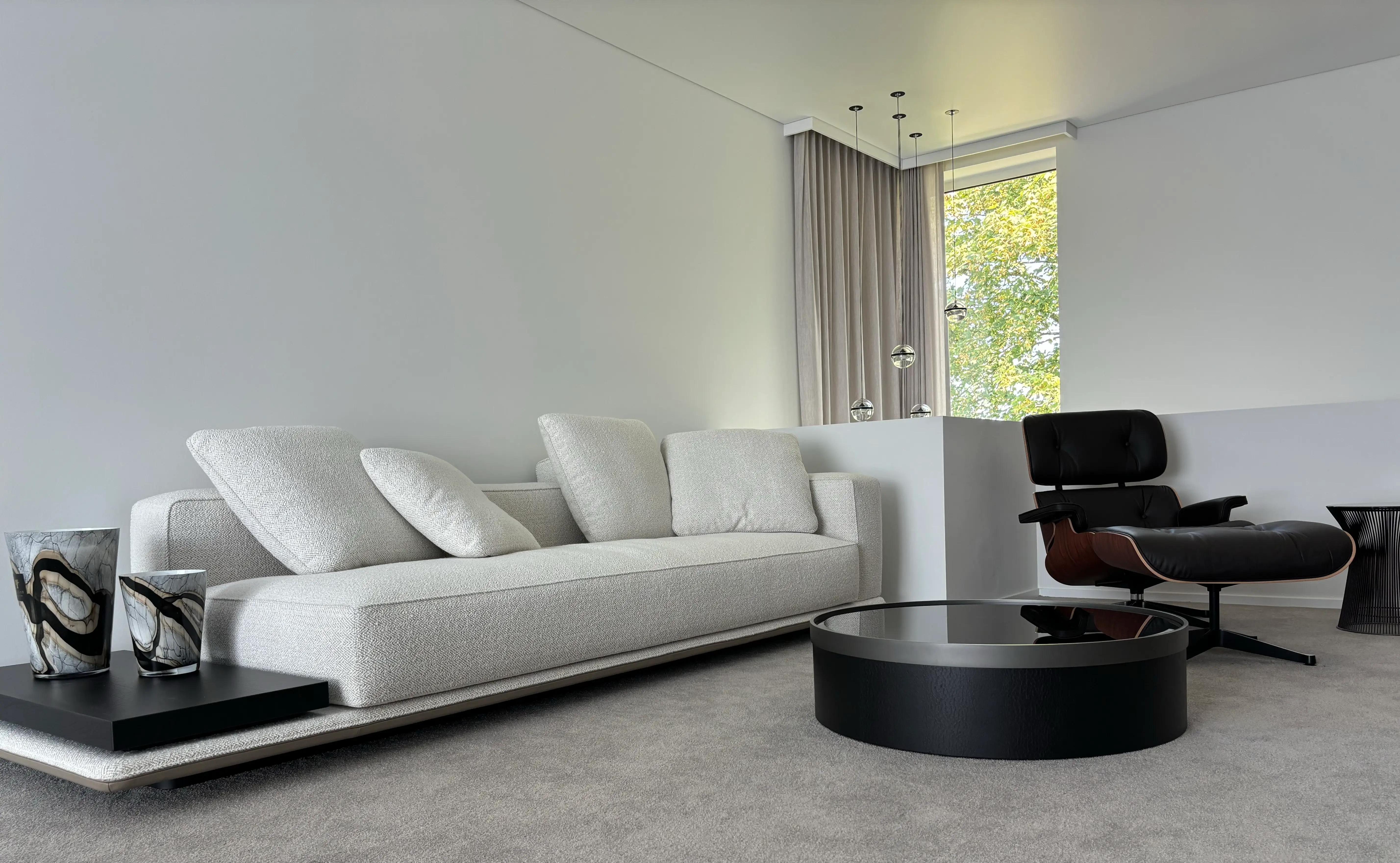 Open leefruimte met zithoek en eethoek, ingericht met natuurlijke materialen