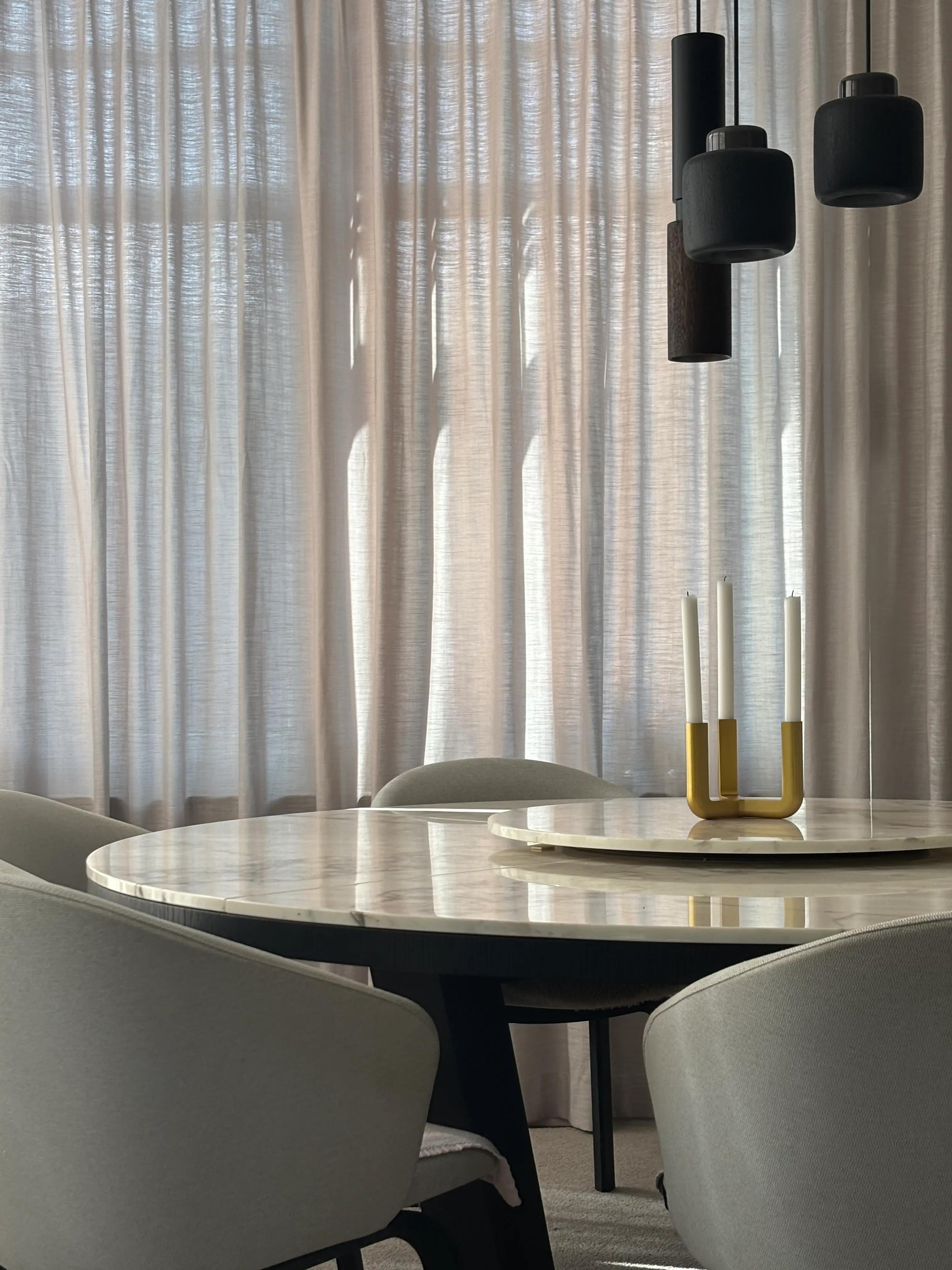 Eethoek met statement hanglamp en mix van hout en zachte bekleding