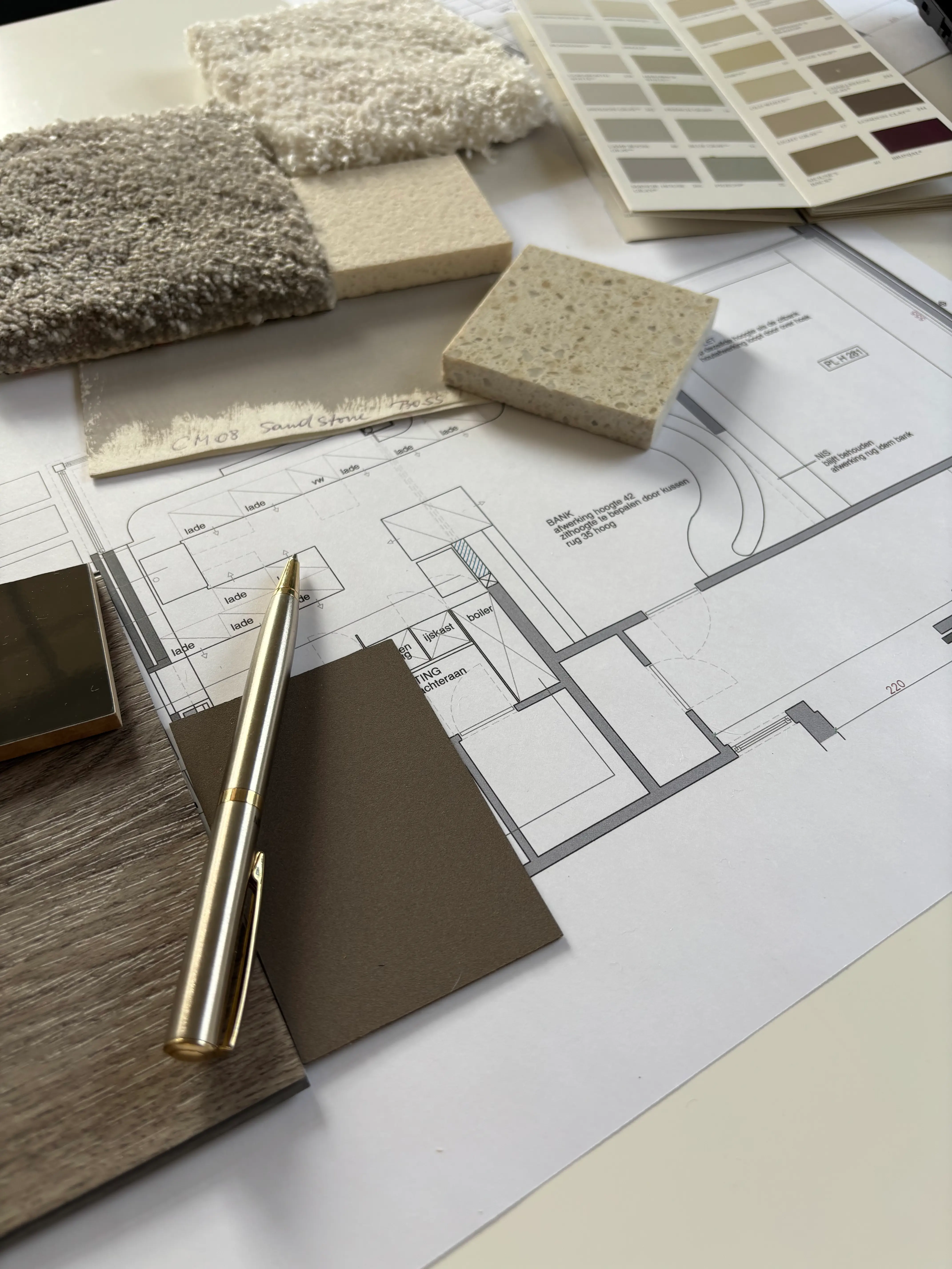 Commerciële ruimte met onthaalbalie en interieur dat het merk ondersteunt