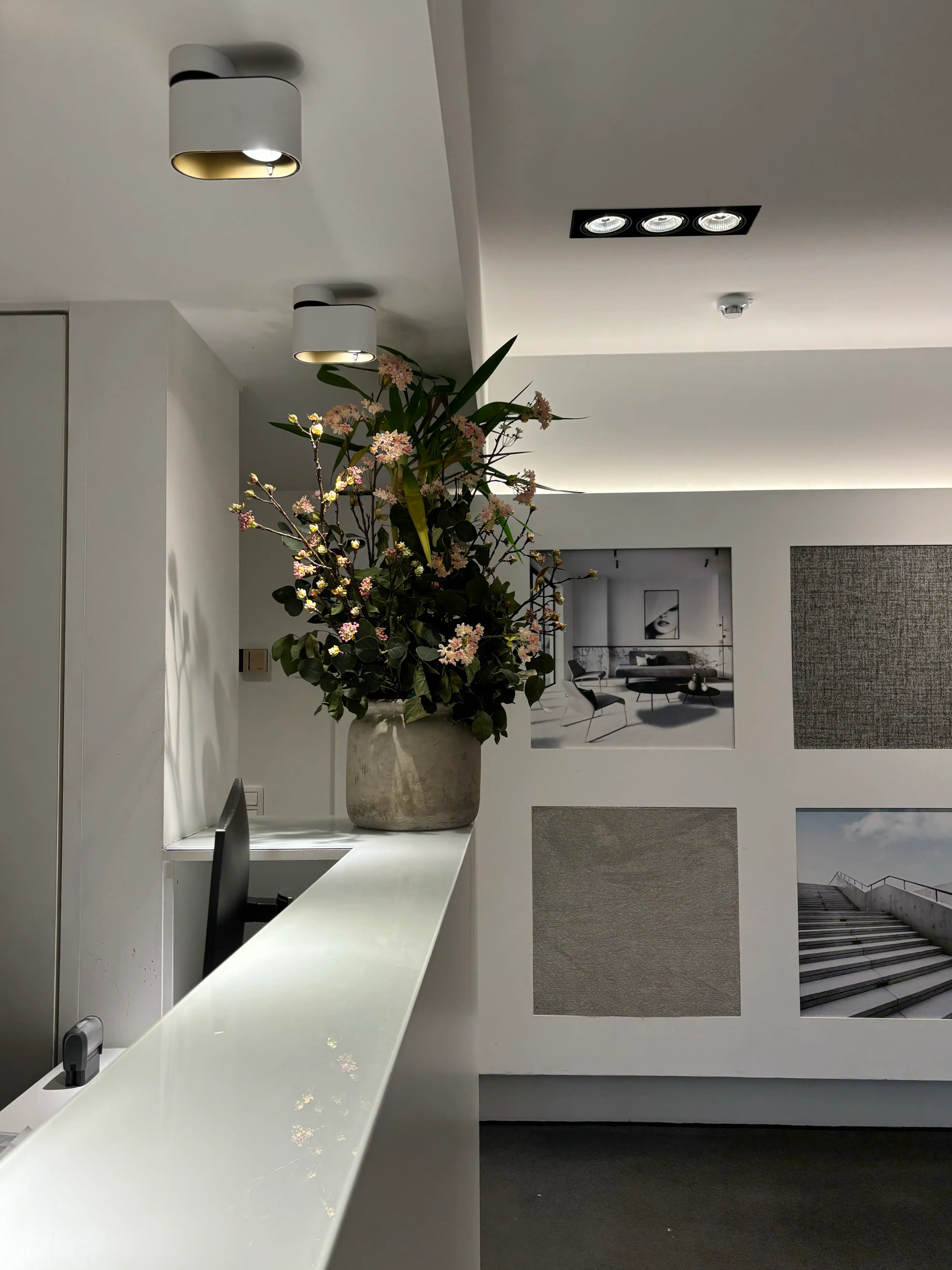 Detail van maatwerk kast met greeploze deuren en verfijnde afwerking