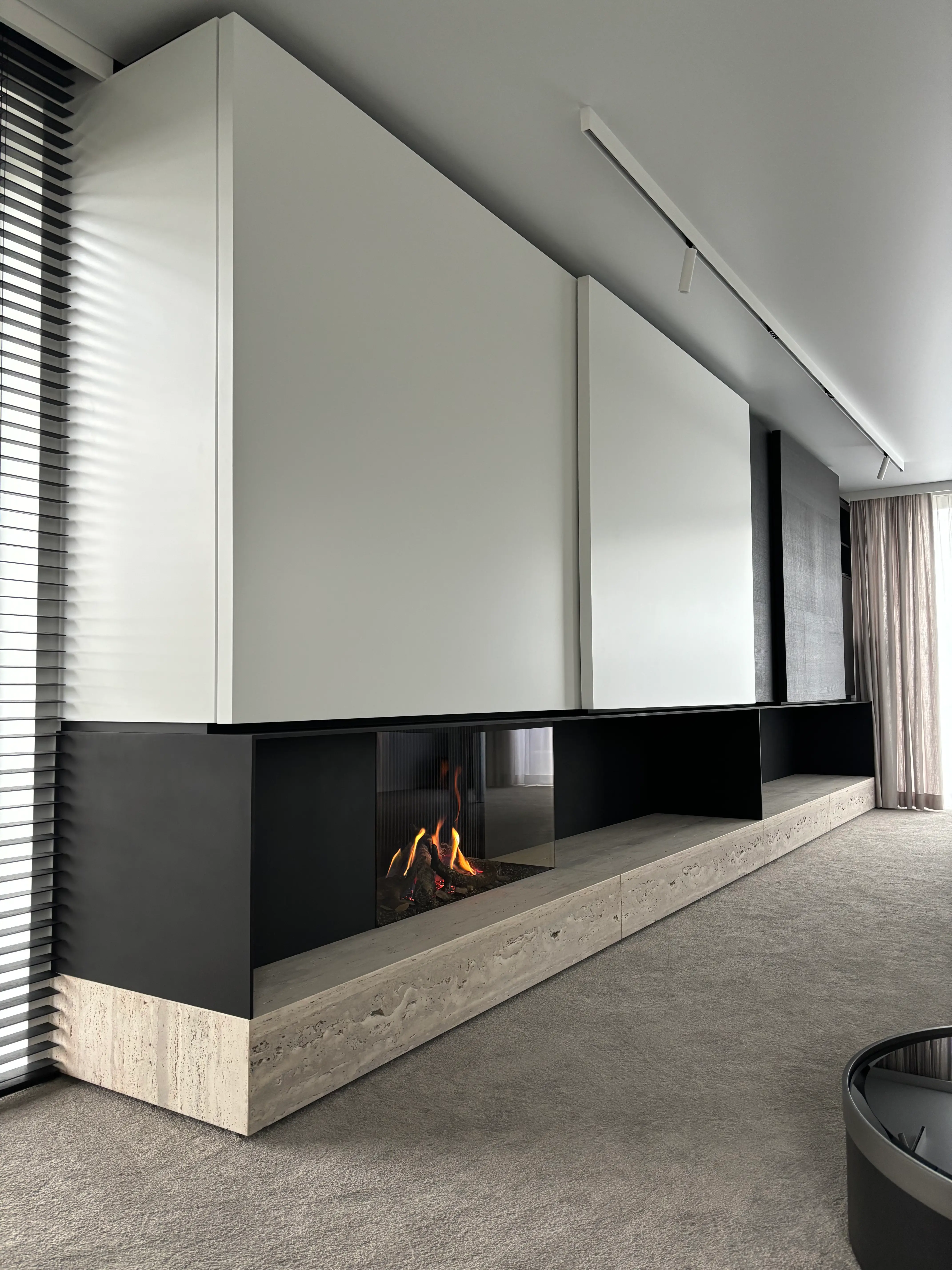 Tijdloze woonkamer met warme neutrale tinten en maatwerk kastenwand