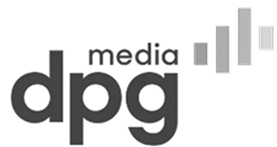 dp media logo met gestileerde verticale balken rechts.