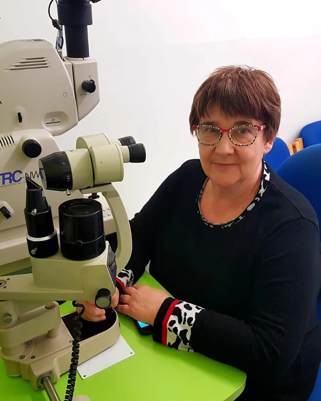 Optometrist using advanced eye examination equipment for comprehensive eye testing