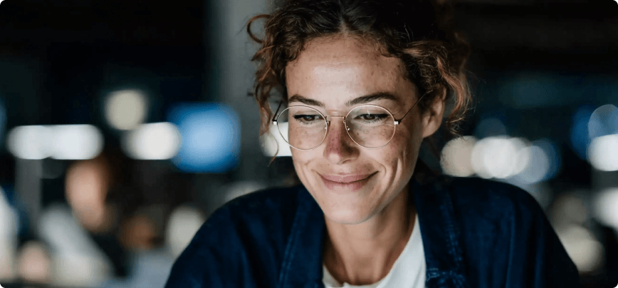 Frau mit Brille