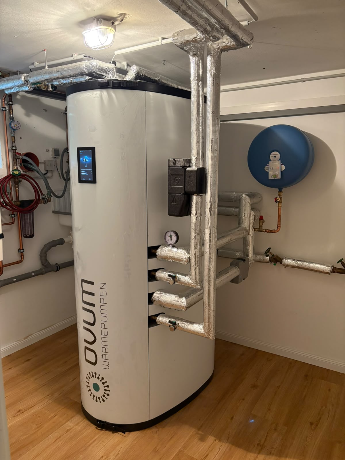OVUM Cube Speicher mit Touch-Display im Keller, gedämmte Rohrleitungen und Ausdehnungsgefäß