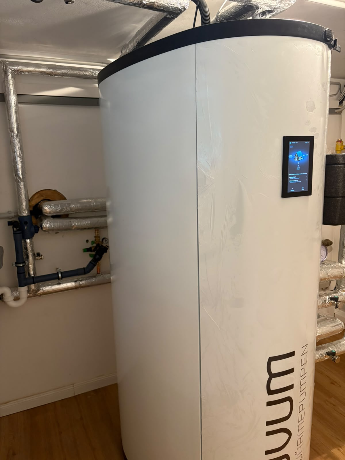 Touch-Bedienpanel des OVUM Cube Speichers mit Anzeige der Heiz- und Warmwasserwerte