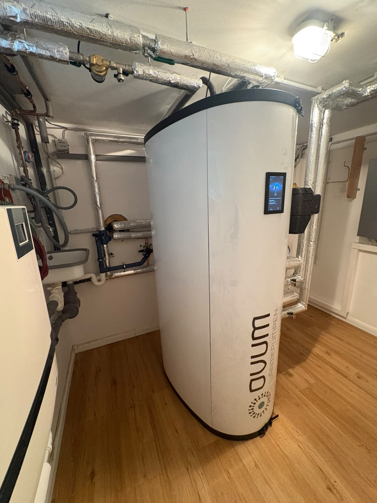 OVUM Cube Speicher im Technikraum eines Einfamilienhauses in Hamburg