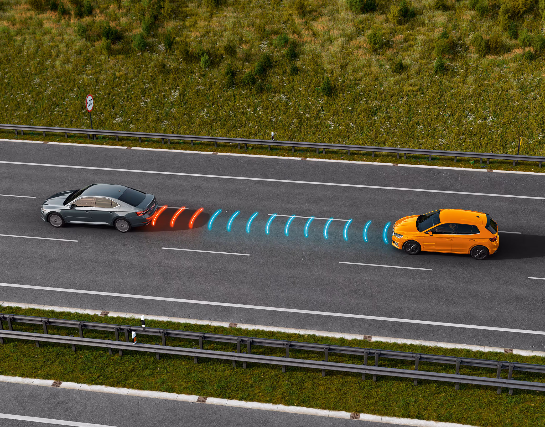 Animation des adaptiven Abstandsassistenten: Ein orangefarbener Škoda Fabia hält automatisch einen sicheren Abstand zum vorausfahrenden Fahrzeug auf der Autobahn, grafisch angedeutet durch blaue und rote Sensorlinien.