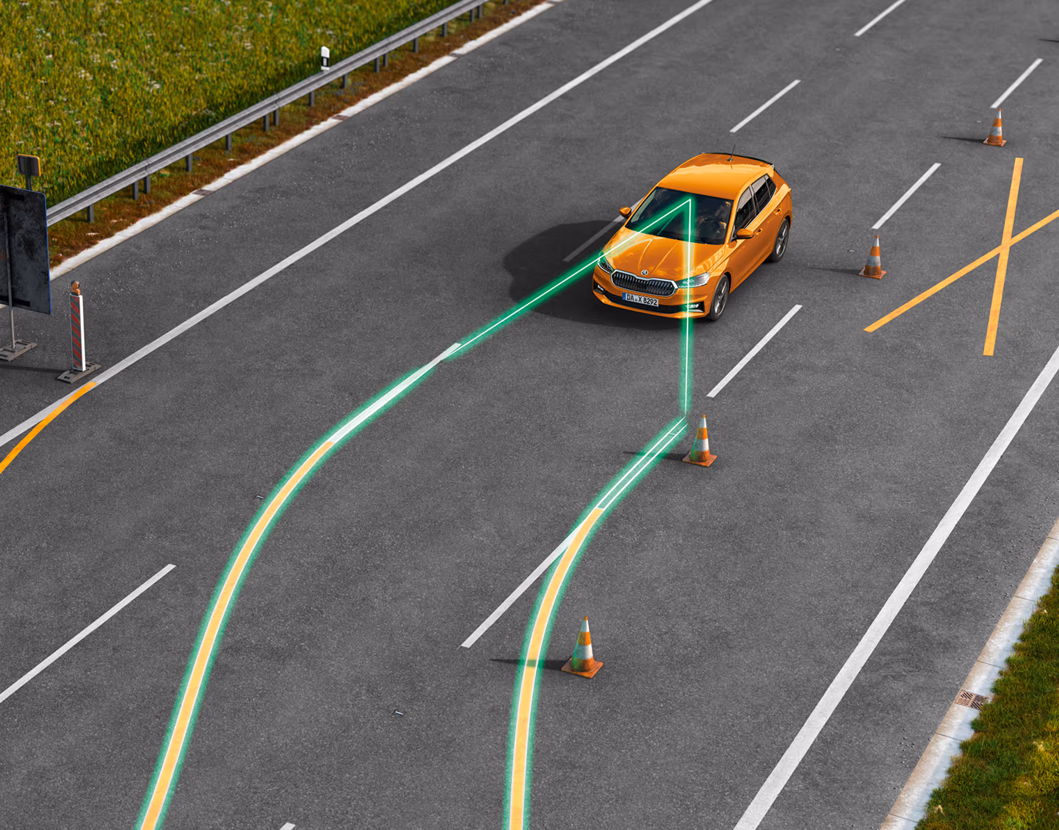Animation des Adaptiven Spurhalteassistenten: Ein orangefarbener Škoda Fabia fährt auf einer Autobahn an einer Baustelle entlang. Leuchtende grüne Linien visualisieren, wie das System die Fahrspurmarkierungen erkennt und das Fahrzeug aktiv in der Mitte der Spur hält.