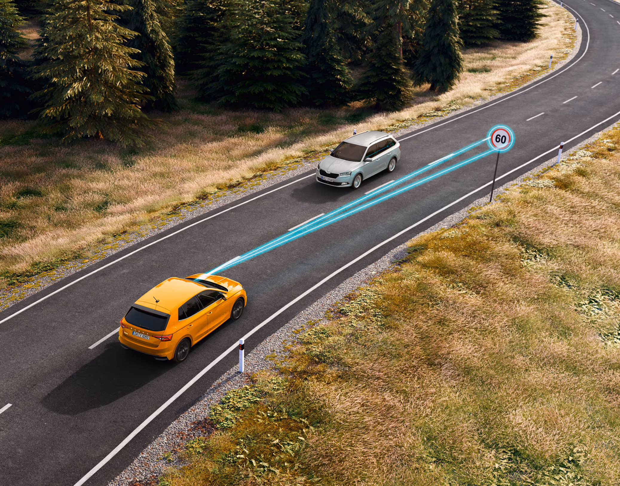 Animation der Verkehrszeichenerkennung: Ein orangefarbener Škoda Fabia fährt auf einer Landstraße, wobei hellblaue Lichtstrahlen die Verbindung zu einem Verkehrsschild am Straßenrand visualisieren. Das Fahrzeug erfasst die Geschwindigkeitsbegrenzung von 60 km/h durch die Frontkamera des Fahrzeugs.