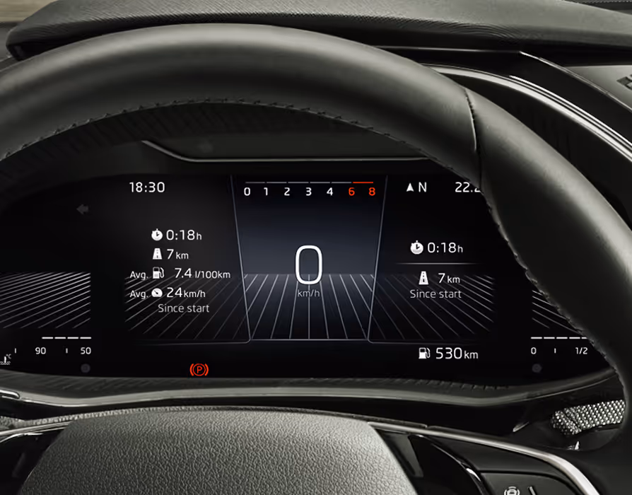 Nahaufnahme des Digital Cockpits hinter dem Lenkrad des Škoda Fabia Balance. Das Display zeigt diverse Fahrdaten an, darunter die aktuelle Geschwindigkeit von 0 km/h, die Fahrzeit, den Durchschnittsverbrauch sowie die verbleibende Reichweite.