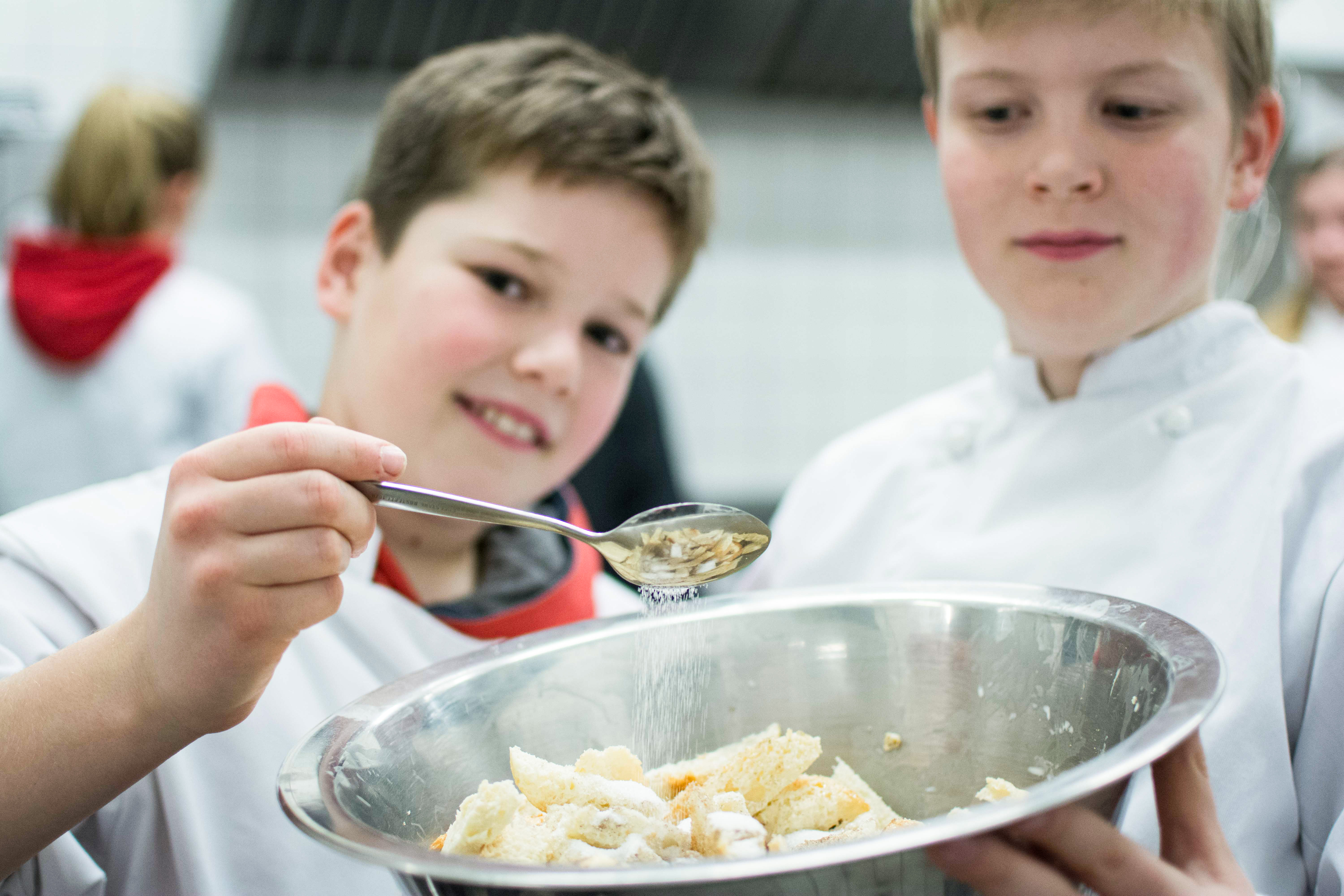 Schulkinder kochen