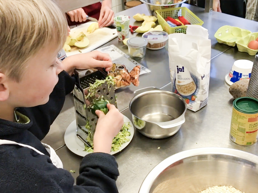 Schulkinder in der Küche beim Vorbereiten
