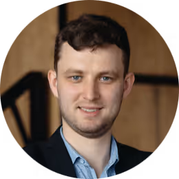 Professionell porträtt av en ung man i kavaj och ljusblå skjorta