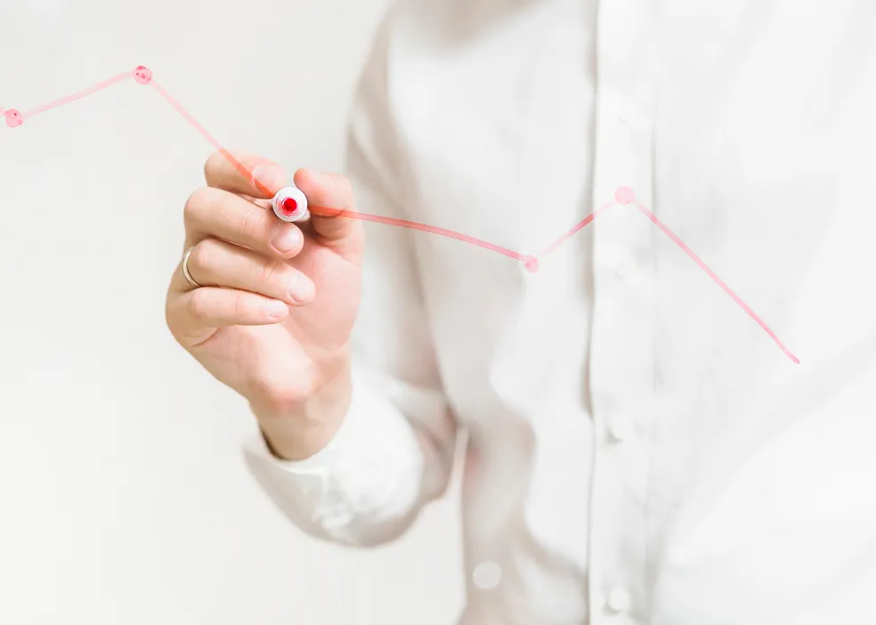 Hand zeichnet Verlaufskurve – Prozessoptimierung und Kanzlei-Entwicklung (LAWS/Change)