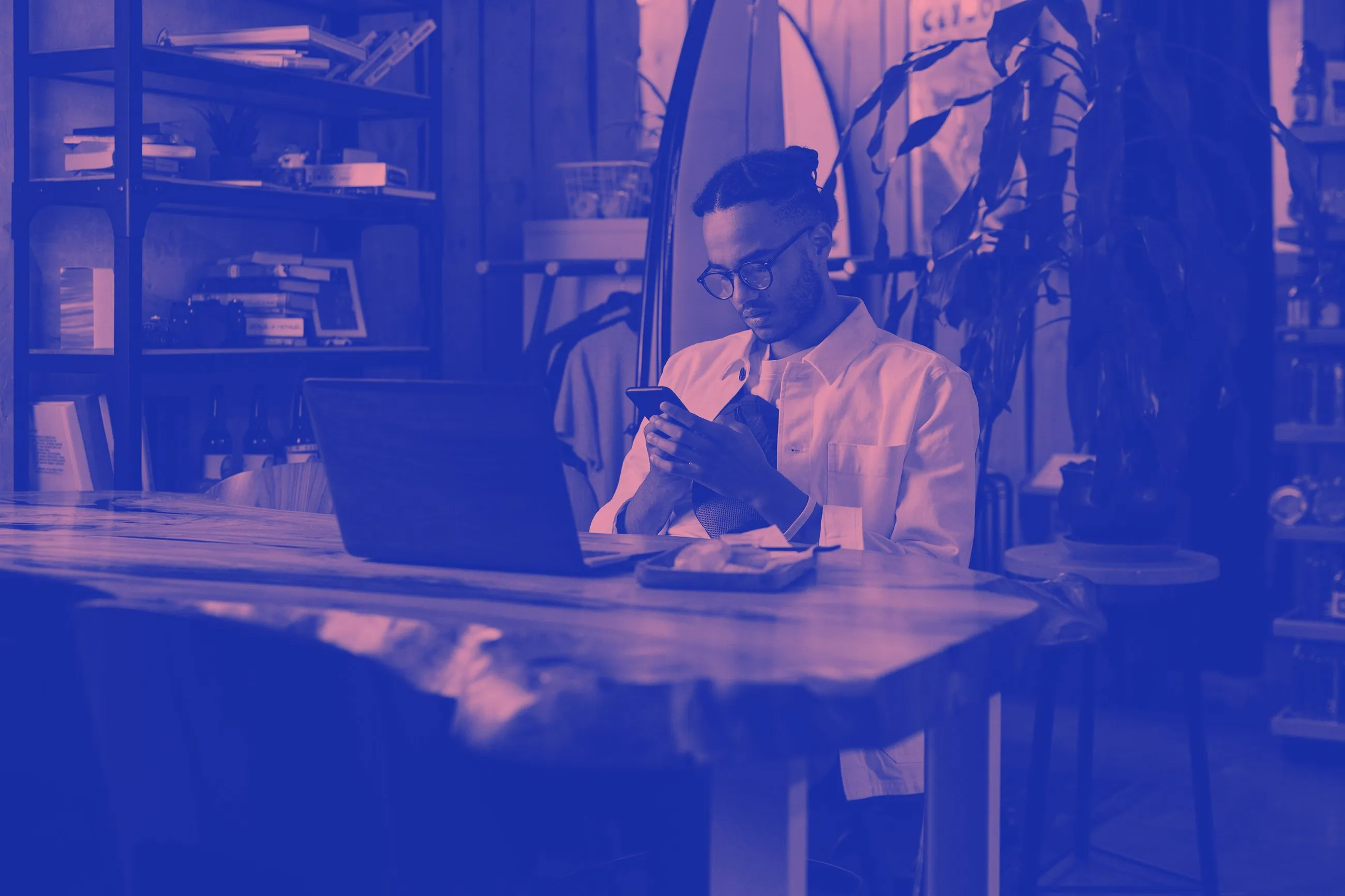 Man reading IT/CONF blog on his phone