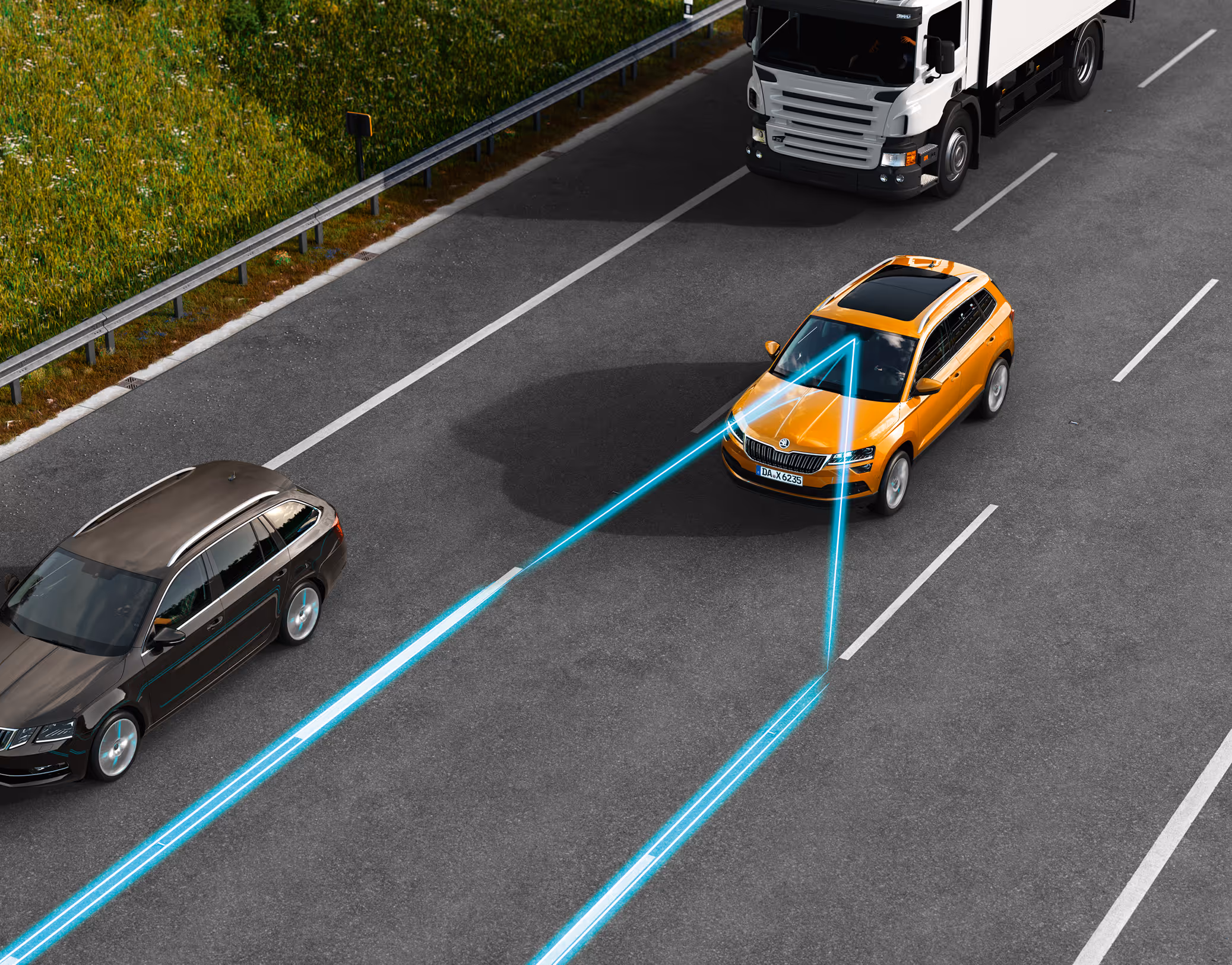 Animation des Adaptiven Spurhalteassistenten: Ein orangefarbener Škoda Karoq Balance fährt auf einer Autobahn. Leuchtende grüne Linien visualisieren, wie das System die Fahrspurmarkierungen erkennt und das Fahrzeug aktiv in der Mitte der Spur hält, während es an einem LKW und anderen Autos vorbeifährt.
