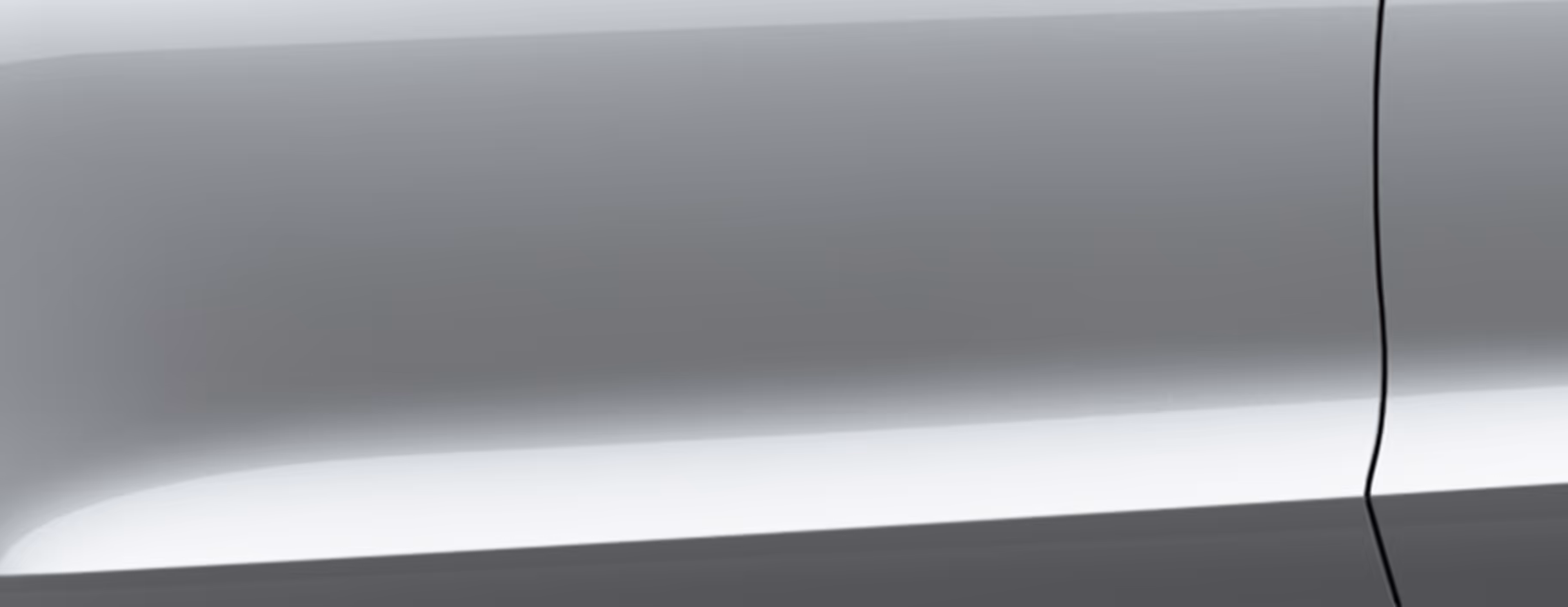 Eine minimalistische Detailaufnahme zeigt einen Ausschnitt der Karosserie des Škoda Karoq Balance in der Lackierung Moon-Weiß Perleffekt. 