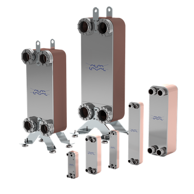 Ulike størrelser av platevarmevekslere i metall med koblinger, arrangert på en hvit bakgrunn.