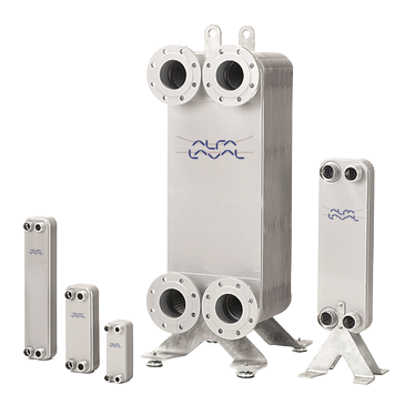 Fem forskjellige modeller av platevarmevekslere i metall av forskjellige størrelser med firkantede og runde flenser.
