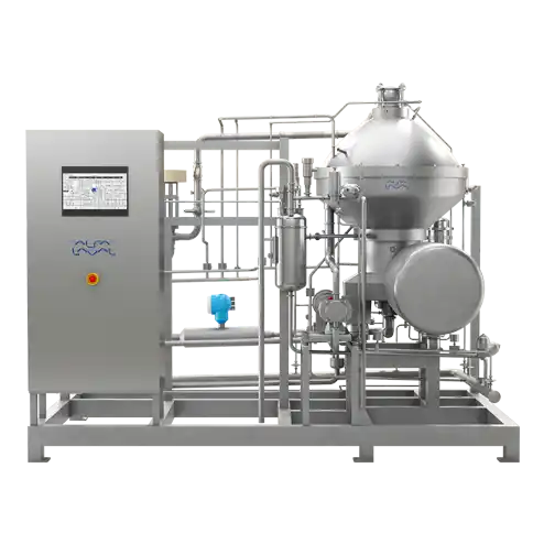 Industriell separator med flere rør, ventiler og et styringspanel på venstre side.