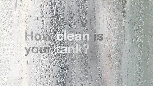 Vannkondens på glass med teksten «Hvor ren er tanken din?»