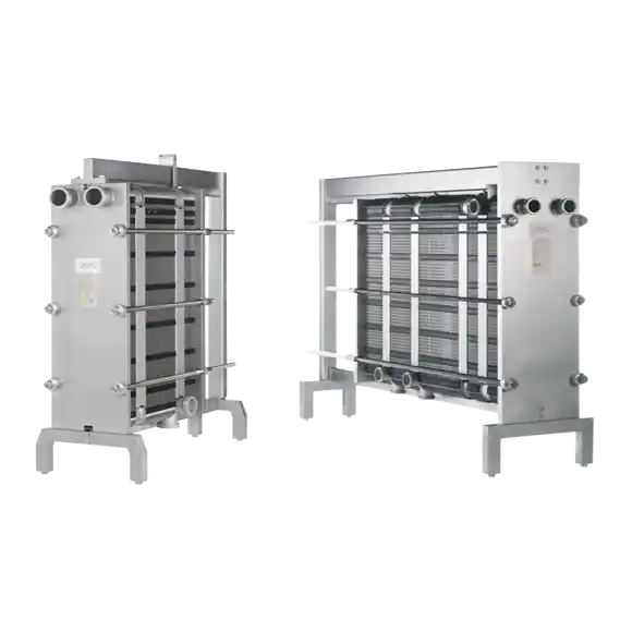 To industrielt platevarmevekslere i rustfritt stål plassert på hvit bakgrunn.