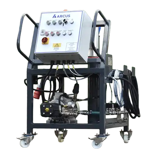 Industriell maskin på hjul med kontrollpanel merket Arcus og flere tilkoblinger.